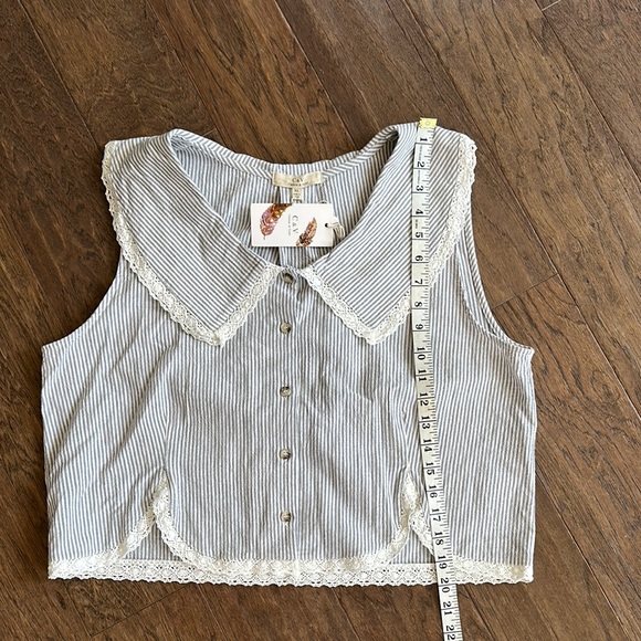 Chelsea & Violet White Sleeveless Crop Button Down Shirt - Picture 5 of 6